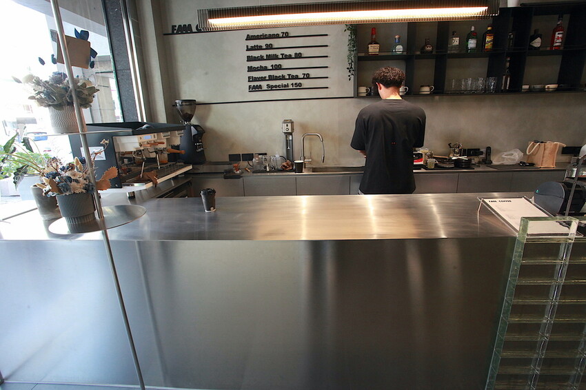 台南市中西區吃。台南｜中西區。「FAAA Coffee」新店報報!!!!!!廣發寓所（行旅）附設咖啡廳，冷色系金屬元素設計氛圍很