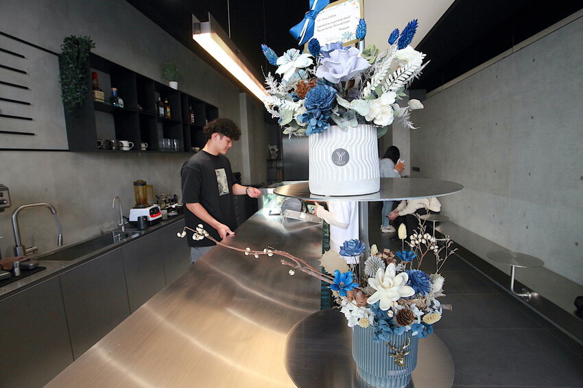 台南市中西區吃。台南｜中西區。「FAAA Coffee」新店報報!!!!!!廣發寓所（行旅）附設咖啡廳，冷色系金屬元素設計氛圍很