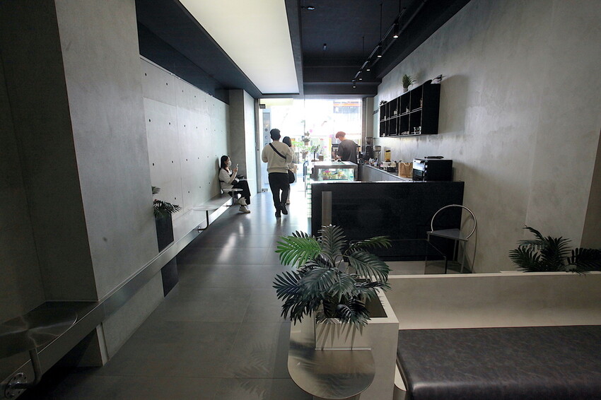 台南市中西區吃。台南｜中西區。「FAAA Coffee」新店報報!!!!!!廣發寓所（行旅）附設咖啡廳，冷色系金屬元素設計氛圍很
