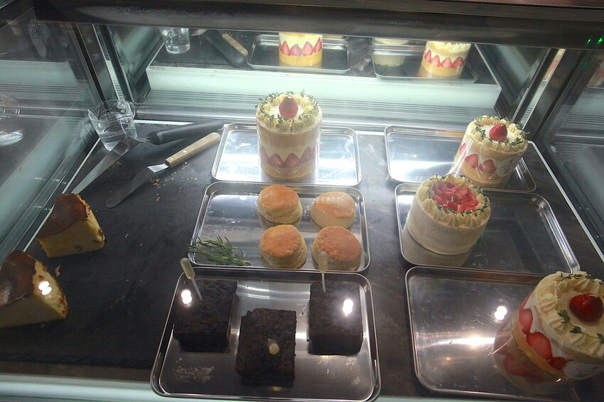 台南市中西區吃。台南｜中西區。「FAAA Coffee」新店報報!!!!!!廣發寓所（行旅）附設咖啡廳，冷色系金屬元素設計氛圍很