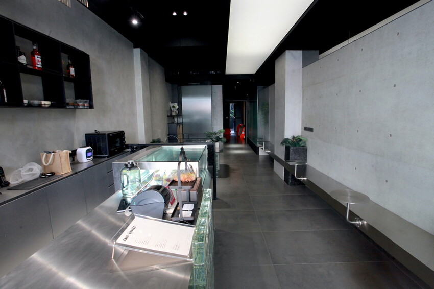 台南市中西區吃。台南｜中西區。「FAAA Coffee」新店報報!!!!!!廣發寓所（行旅）附設咖啡廳，冷色系金屬元素設計氛圍很