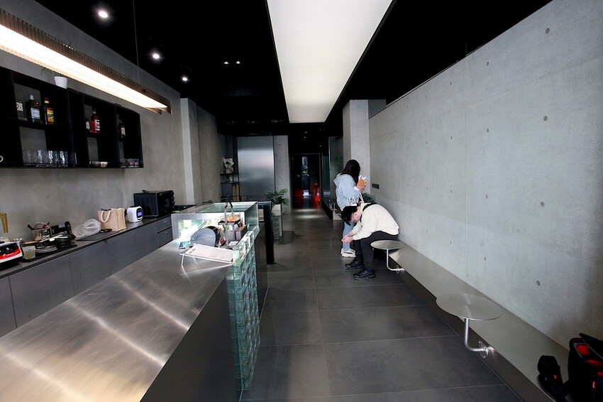 台南市中西區吃。台南｜中西區。「FAAA Coffee」新店報報!!!!!!廣發寓所（行旅）附設咖啡廳，冷色系金屬元素設計氛圍很