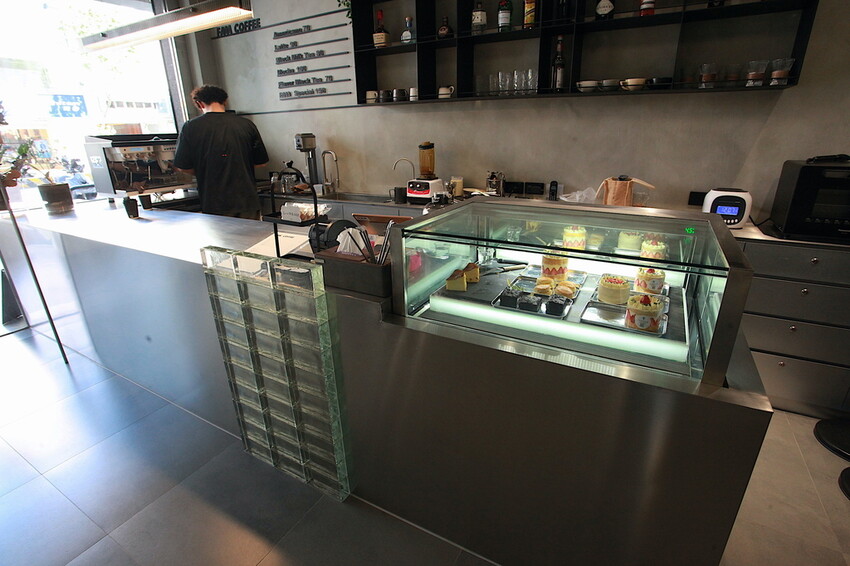 台南市中西區吃。台南｜中西區。「FAAA Coffee」新店報報!!!!!!廣發寓所（行旅）附設咖啡廳，冷色系金屬元素設計氛圍很