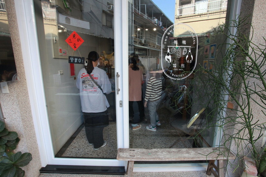 台南市北區吃。台南｜北區。「Two Wild Ducks Hanging Bakery 鴨鴨麵包」新店報報!!!!隱身在巷弄歐式麵包專門店，堪稱