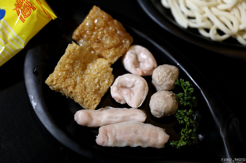新竹市北區極致麻辣與酸菜白肉鴛鴦鍋 打造味覺盛宴 酸菜、豆腐、鴨血無限續 和牛＆大龍蝦海鮮盤超澎湃