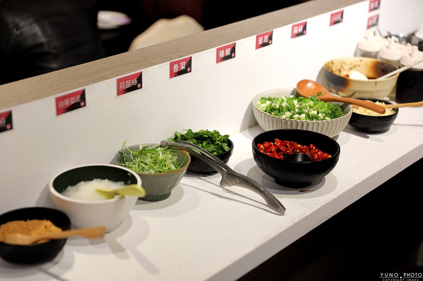 新竹市北區極致麻辣與酸菜白肉鴛鴦鍋 打造味覺盛宴 酸菜、豆腐、鴨血無限續 和牛＆大龍蝦海鮮盤超澎湃