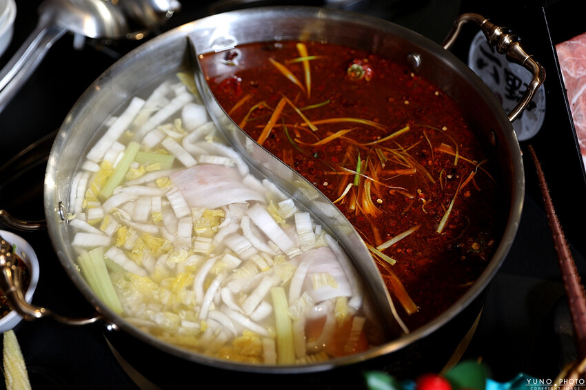 新竹市北區極致麻辣與酸菜白肉鴛鴦鍋 打造味覺盛宴 酸菜、豆腐、鴨血無限續 和牛＆大龍蝦海鮮盤超澎湃