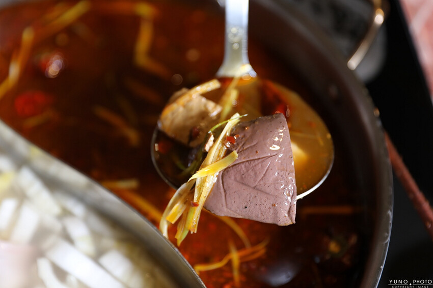 新竹市北區極致麻辣與酸菜白肉鴛鴦鍋 打造味覺盛宴 酸菜、豆腐、鴨血無限續 和牛＆大龍蝦海鮮盤超澎湃