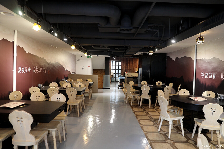 新竹市北區極致麻辣與酸菜白肉鴛鴦鍋 打造味覺盛宴 酸菜、豆腐、鴨血無限續 和牛＆大龍蝦海鮮盤超澎湃