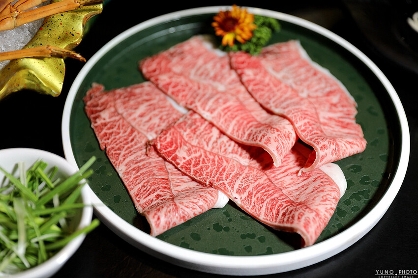 新竹市北區極致麻辣與酸菜白肉鴛鴦鍋 打造味覺盛宴 酸菜、豆腐、鴨血無限續 和牛＆大龍蝦海鮮盤超澎湃