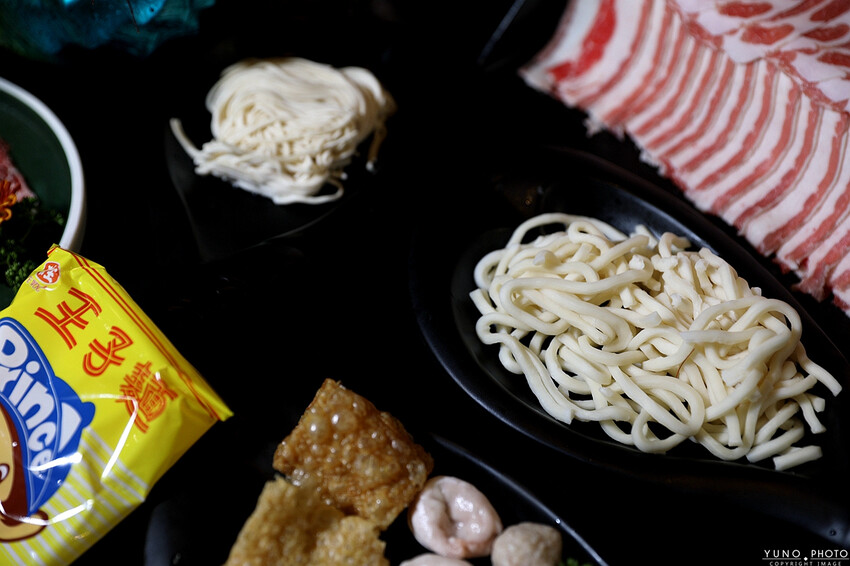 新竹市北區極致麻辣與酸菜白肉鴛鴦鍋 打造味覺盛宴 酸菜、豆腐、鴨血無限續 和牛＆大龍蝦海鮮盤超澎湃