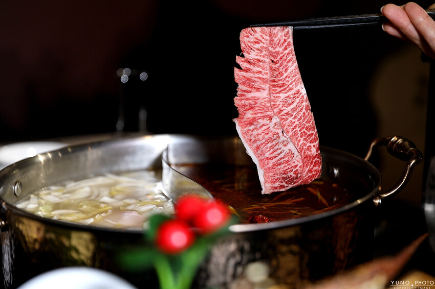 新竹市北區極致麻辣與酸菜白肉鴛鴦鍋 打造味覺盛宴 酸菜、豆腐、鴨血無限續 和牛＆大龍蝦海鮮盤超澎湃