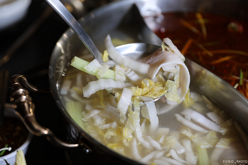 新竹市北區極致麻辣與酸菜白肉鴛鴦鍋 打造味覺盛宴 酸菜、豆腐、鴨血無限續 和牛＆大龍蝦海鮮盤超澎湃