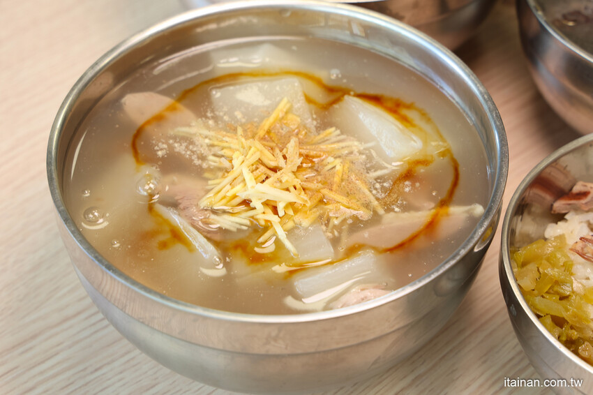 早上七點就開賣~吃美味多汁鴨腿飯不用排隊!原日據時代沙卡里巴成功戲院對面無名鴨肉羹，堅持使用溫體鴨肉的台南百年老店「祥記鴨肉麵」原金華市場鴨肉羹 @台南好Food遊