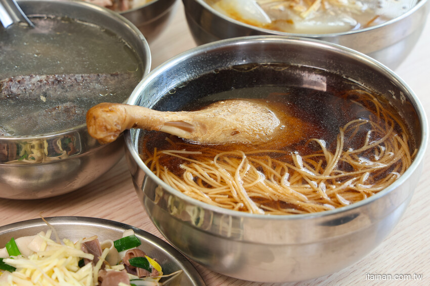 早上七點就開賣~吃美味多汁鴨腿飯不用排隊!原日據時代沙卡里巴成功戲院對面無名鴨肉羹，堅持使用溫體鴨肉的台南百年老店「祥記鴨肉麵」原金華市場鴨肉羹 @台南好Food遊