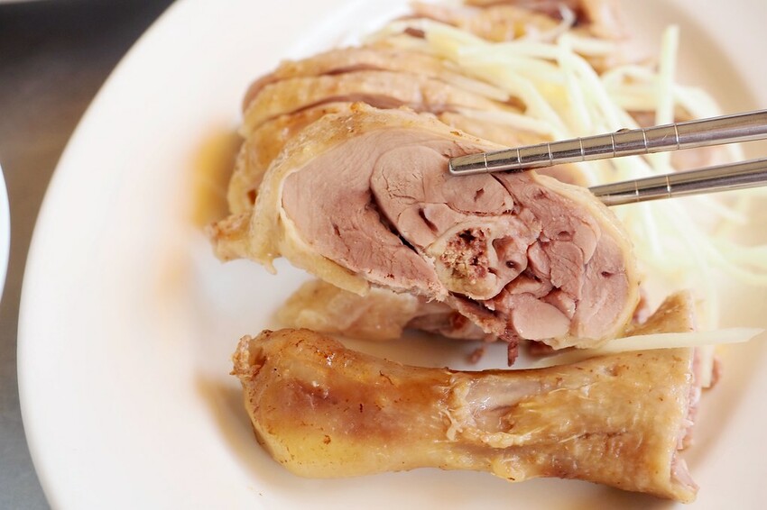 超過60年老店鴨肉飯鹽埕人吃到大 #鴨肉珍/ WalkerLand窩客島整理提供 未經許可不可轉載