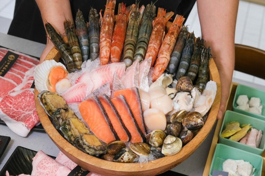 極鶴和牛鍋物｜台北最狂A5和牛海鮮吃到飽，還有專人桌邊剝蝦給你吃! - 肉依小姐吃什麼