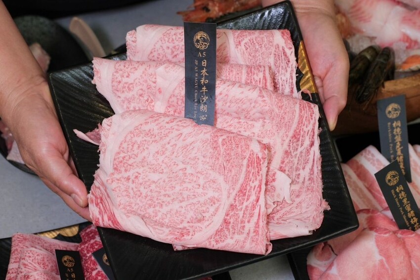 極鶴和牛鍋物｜台北最狂A5和牛海鮮吃到飽，還有專人桌邊剝蝦給你吃! - 肉依小姐吃什麼