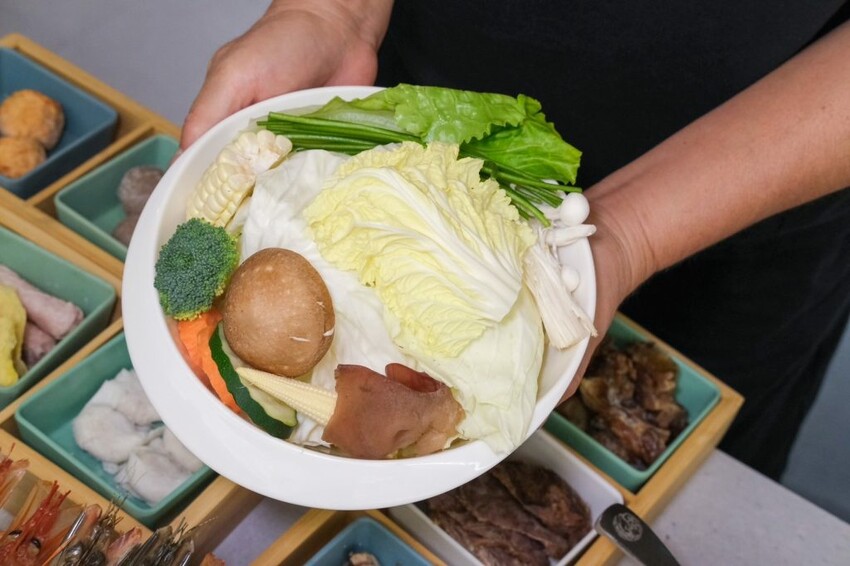 極鶴和牛鍋物｜台北最狂A5和牛海鮮吃到飽，還有專人桌邊剝蝦給你吃! - 肉依小姐吃什麼