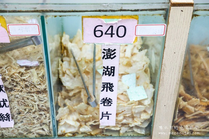 宜蘭縣蘇澳鎮超隱密的巷弄竟然有熱門的伴手禮店，想吃什麼都秤重量，在地人推魷魚絲必買