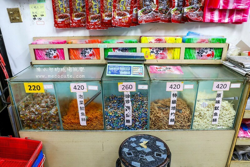 宜蘭縣蘇澳鎮超隱密的巷弄竟然有熱門的伴手禮店，想吃什麼都秤重量，在地人推魷魚絲必買
