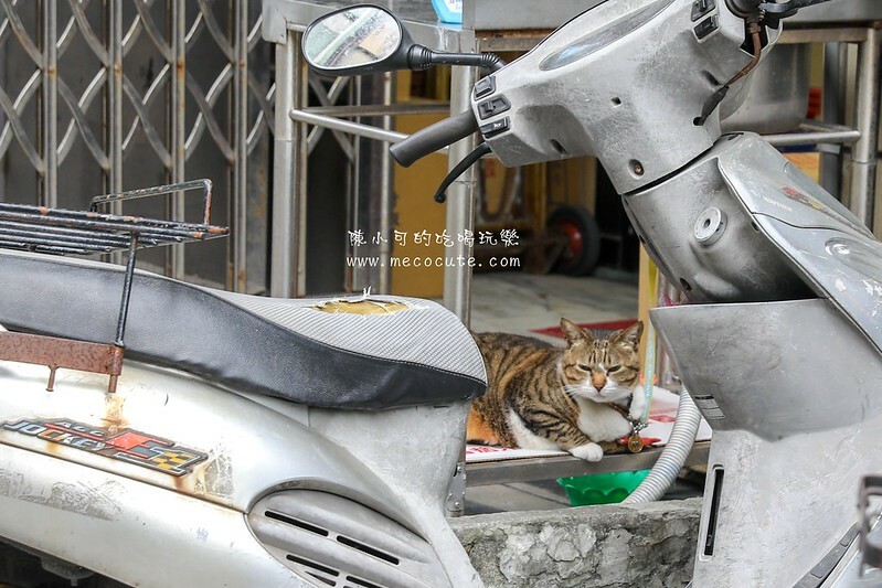 宜蘭縣蘇澳鎮超隱密的巷弄竟然有熱門的伴手禮店，想吃什麼都秤重量，在地人推魷魚絲必買