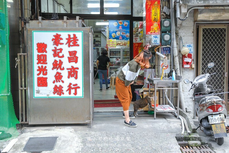 宜蘭縣蘇澳鎮超隱密的巷弄竟然有熱門的伴手禮店，想吃什麼都秤重量，在地人推魷魚絲必買