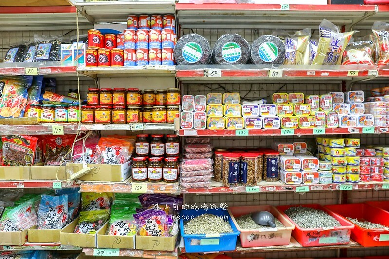 宜蘭縣蘇澳鎮超隱密的巷弄竟然有熱門的伴手禮店，想吃什麼都秤重量，在地人推魷魚絲必買