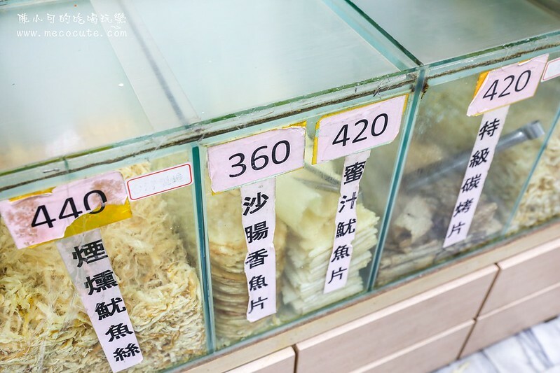 宜蘭縣蘇澳鎮超隱密的巷弄竟然有熱門的伴手禮店，想吃什麼都秤重量，在地人推魷魚絲必買