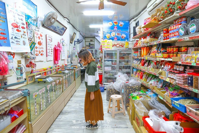 宜蘭縣蘇澳鎮超隱密的巷弄竟然有熱門的伴手禮店，想吃什麼都秤重量，在地人推魷魚絲必買