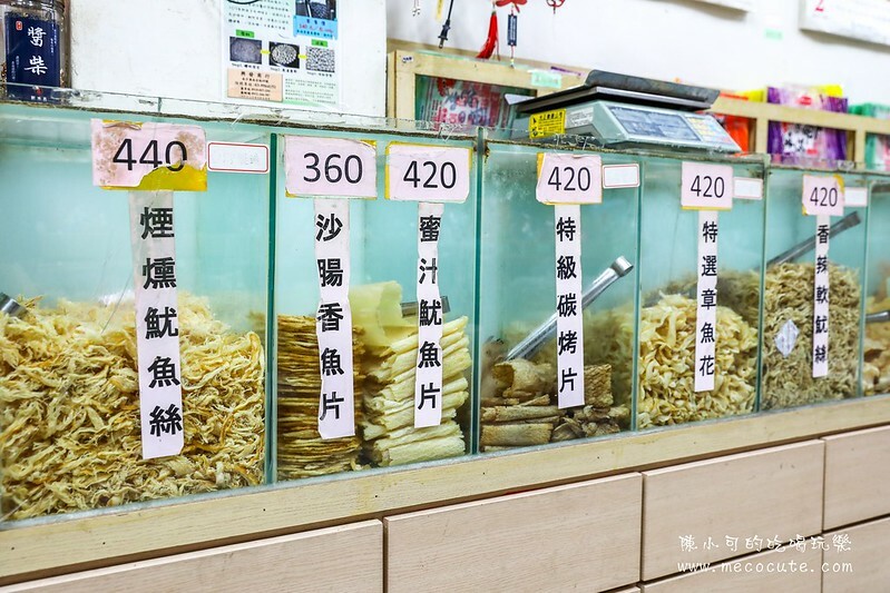 宜蘭縣蘇澳鎮超隱密的巷弄竟然有熱門的伴手禮店，想吃什麼都秤重量，在地人推魷魚絲必買