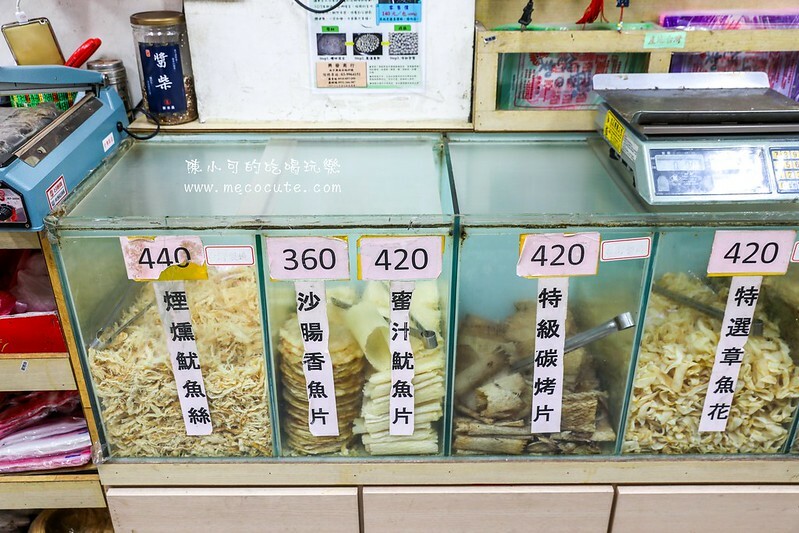 宜蘭縣蘇澳鎮超隱密的巷弄竟然有熱門的伴手禮店，想吃什麼都秤重量，在地人推魷魚絲必買