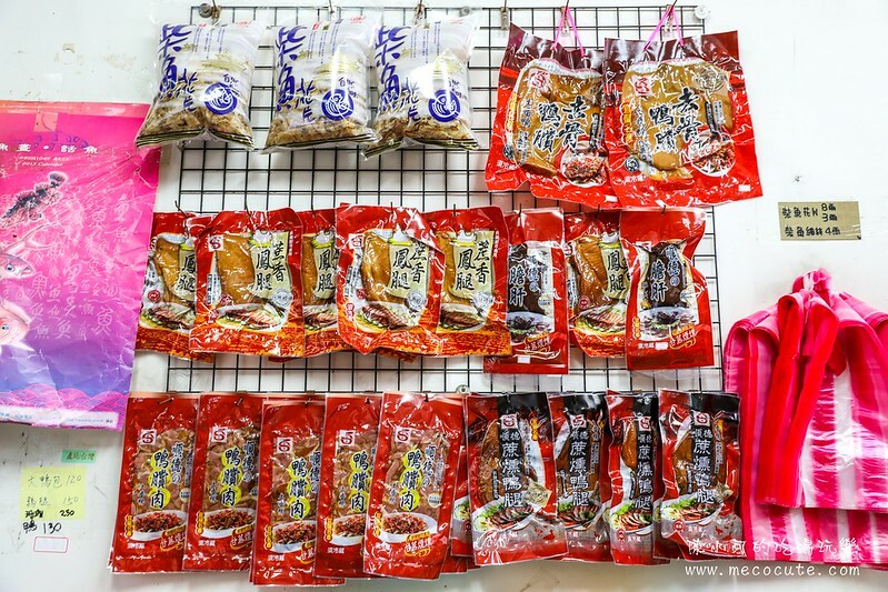 宜蘭縣蘇澳鎮超隱密的巷弄竟然有熱門的伴手禮店，想吃什麼都秤重量，在地人推魷魚絲必買