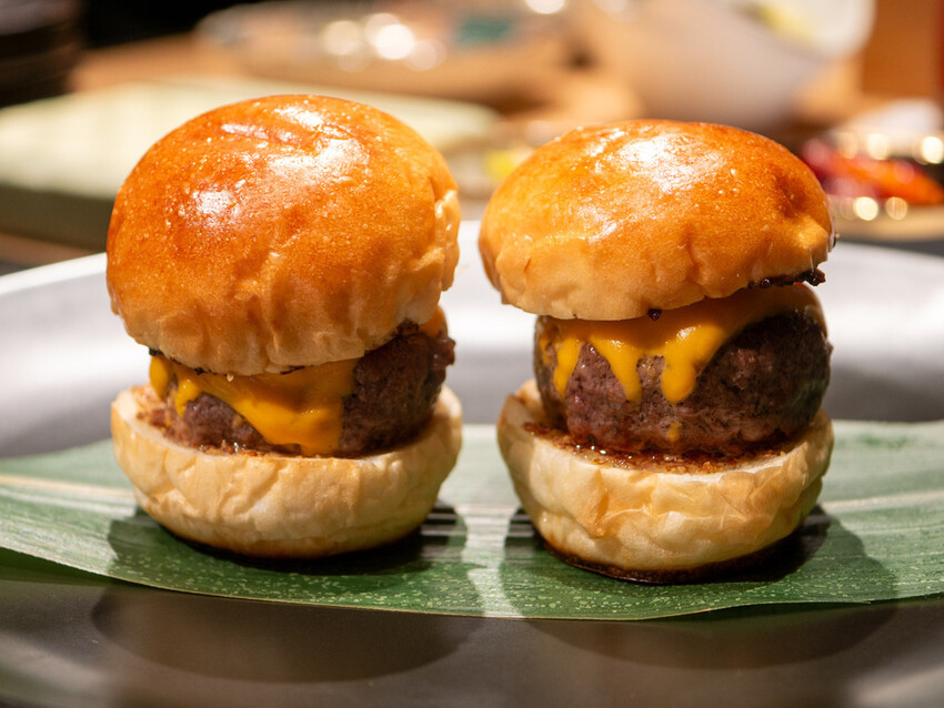 台中頂級燒肉必吃！「和牛Emperor」神戶牛認證頂級食材，奢華饗宴輕鬆享受。