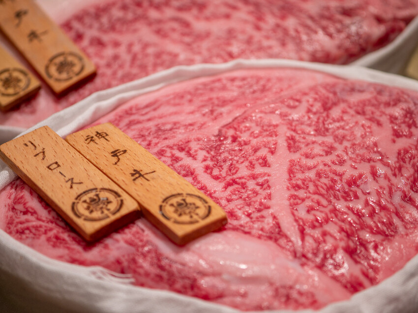 台中頂級燒肉必吃！「和牛Emperor」神戶牛認證頂級食材，奢華饗宴輕鬆享受。