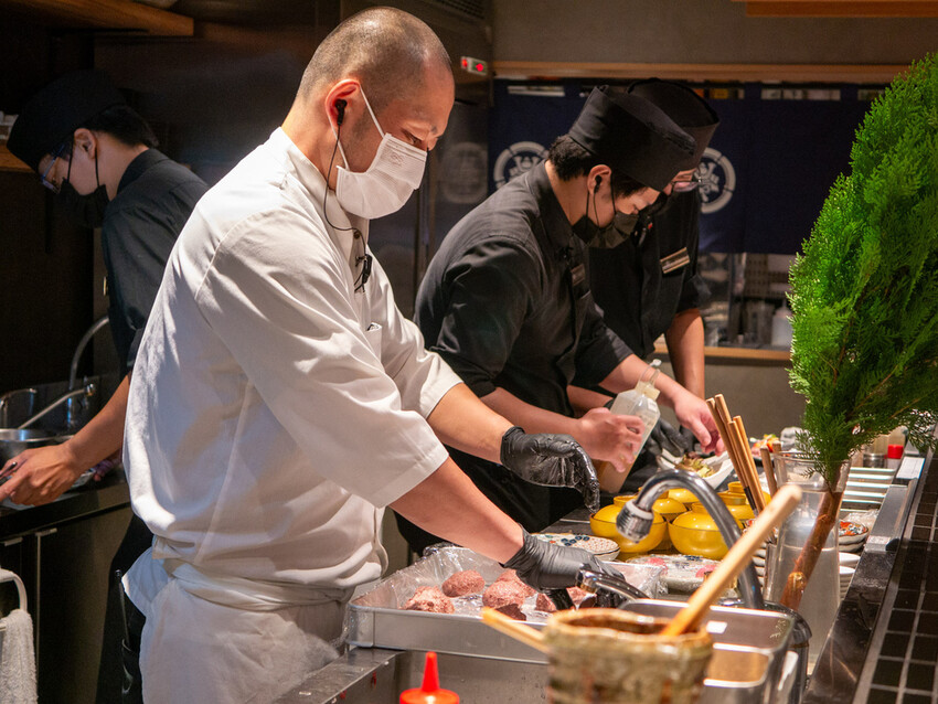 台中頂級燒肉必吃！「和牛Emperor」神戶牛認證頂級食材，奢華饗宴輕鬆享受。
