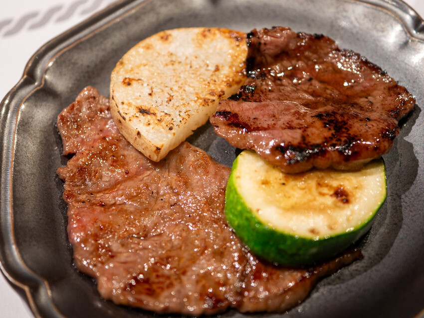 台中頂級燒肉必吃！「和牛Emperor」神戶牛認證頂級食材，奢華饗宴輕鬆享受。