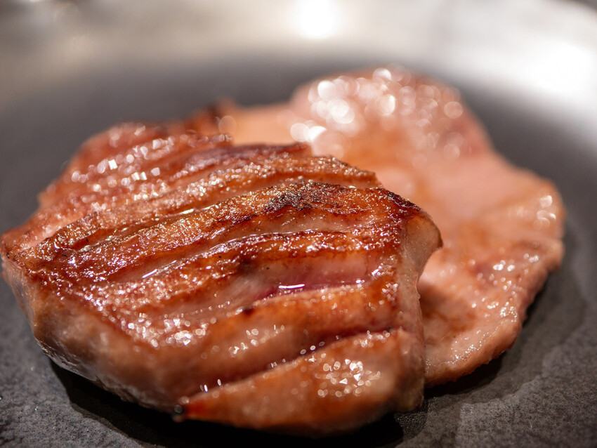 台中頂級燒肉必吃！「和牛Emperor」神戶牛認證頂級食材，奢華饗宴輕鬆享受。