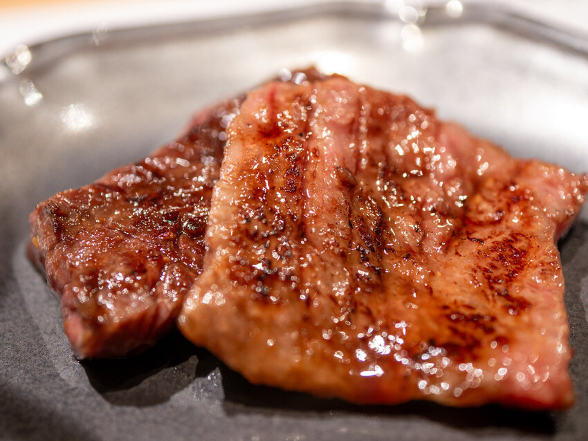 台中頂級燒肉必吃！「和牛Emperor」神戶牛認證頂級食材，奢華饗宴輕鬆享受。