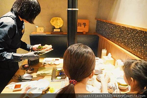 {台中美食}和牛EMPEROR 日式燒肉/絕對是全台最美味的