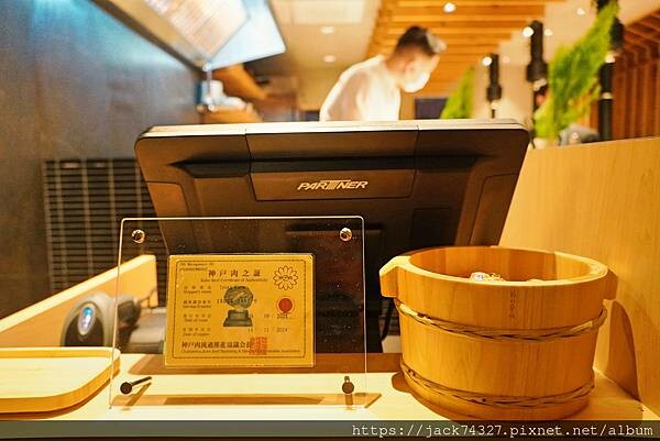 {台中美食}和牛EMPEROR 日式燒肉/絕對是全台最美味的