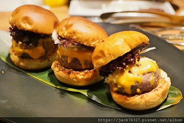 {台中美食}和牛EMPEROR 日式燒肉/絕對是全台最美味的