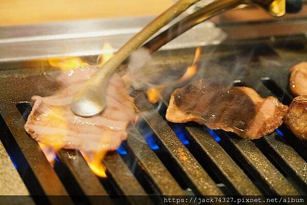 {台中美食}和牛EMPEROR 日式燒肉/絕對是全台最美味的