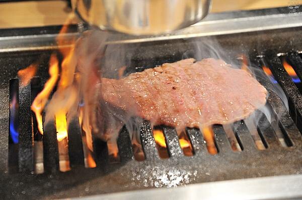 台中和牛燒肉推薦，和牛EMPEROR，日本A5和牛專賣，專人