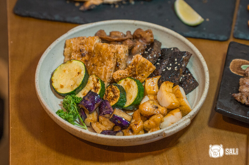 今夜有局串燒餐館｜台中北屯串燒推薦 Google 4.9高評價，平價燒烤菜色豐富，聚會看球首選 - 莎笠，小日子