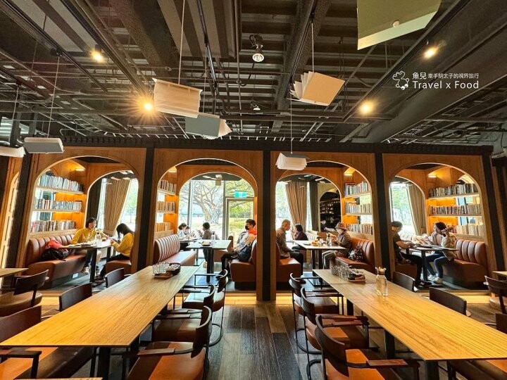 全台唯一可以用餐的圖書館！！會飛的書，會動的畫，在霍格華茲的魔法空間發揮想像力！金色三麥（桃園藝文店） @魚兒 x 牽手明太子的「視」界旅行