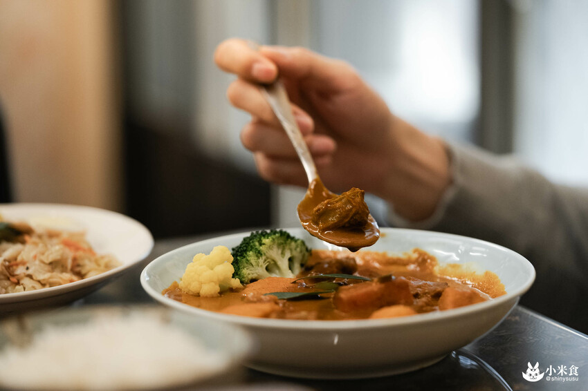 巴巴娘惹南洋料理重新開幕｜低調重返，走入民宅解個饞｜台中海南雞｜北區小吃推薦 - 小米食