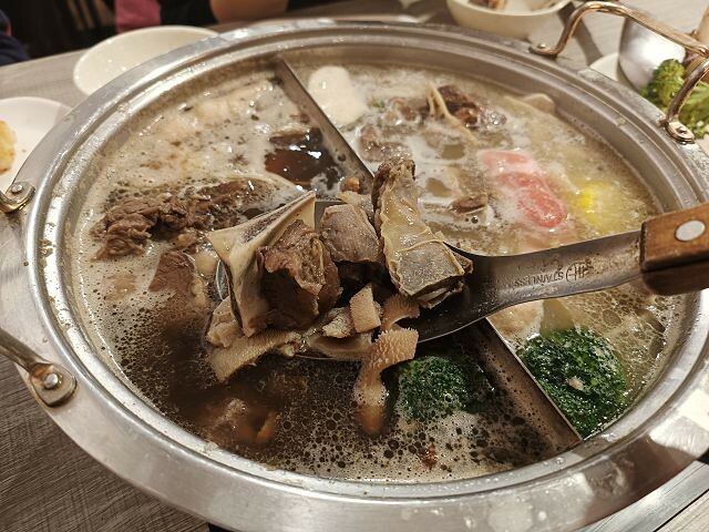 冬天必吃羊肉爐!苗栗「不打羊」火鍋吃到飽,自助吧超澎湃,CP值爆棚。