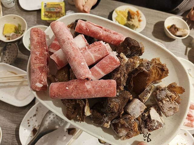 冬天必吃羊肉爐!苗栗「不打羊」火鍋吃到飽,自助吧超澎湃,CP值爆棚。