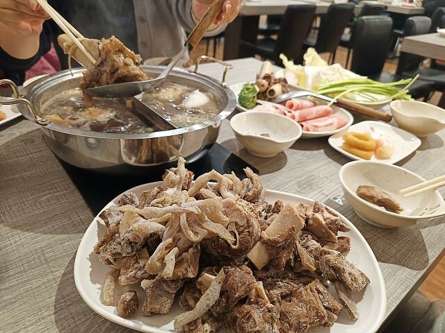 冬天必吃羊肉爐!苗栗「不打羊」火鍋吃到飽,自助吧超澎湃,CP值爆棚。